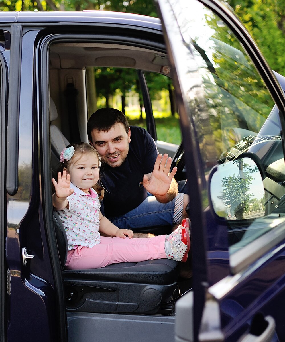 Familia en un carro Chevrolet