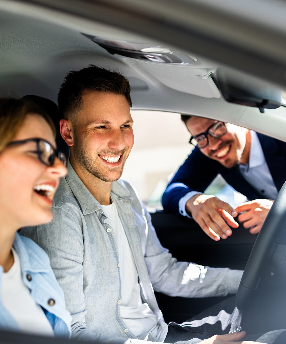 Personas felices estrenando Chevrolet