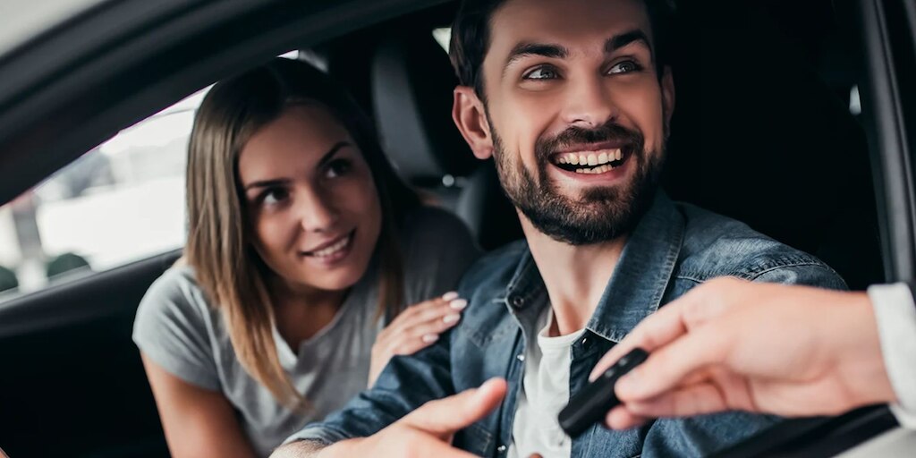 Pareja feliz por la compra de su Chevrolet