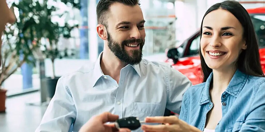 Pareja comprando su nuevo carro