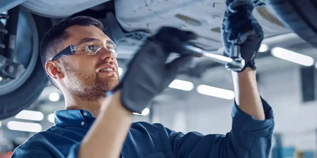 Mecánico haciendo mantenimiento a un camión Chevrolet