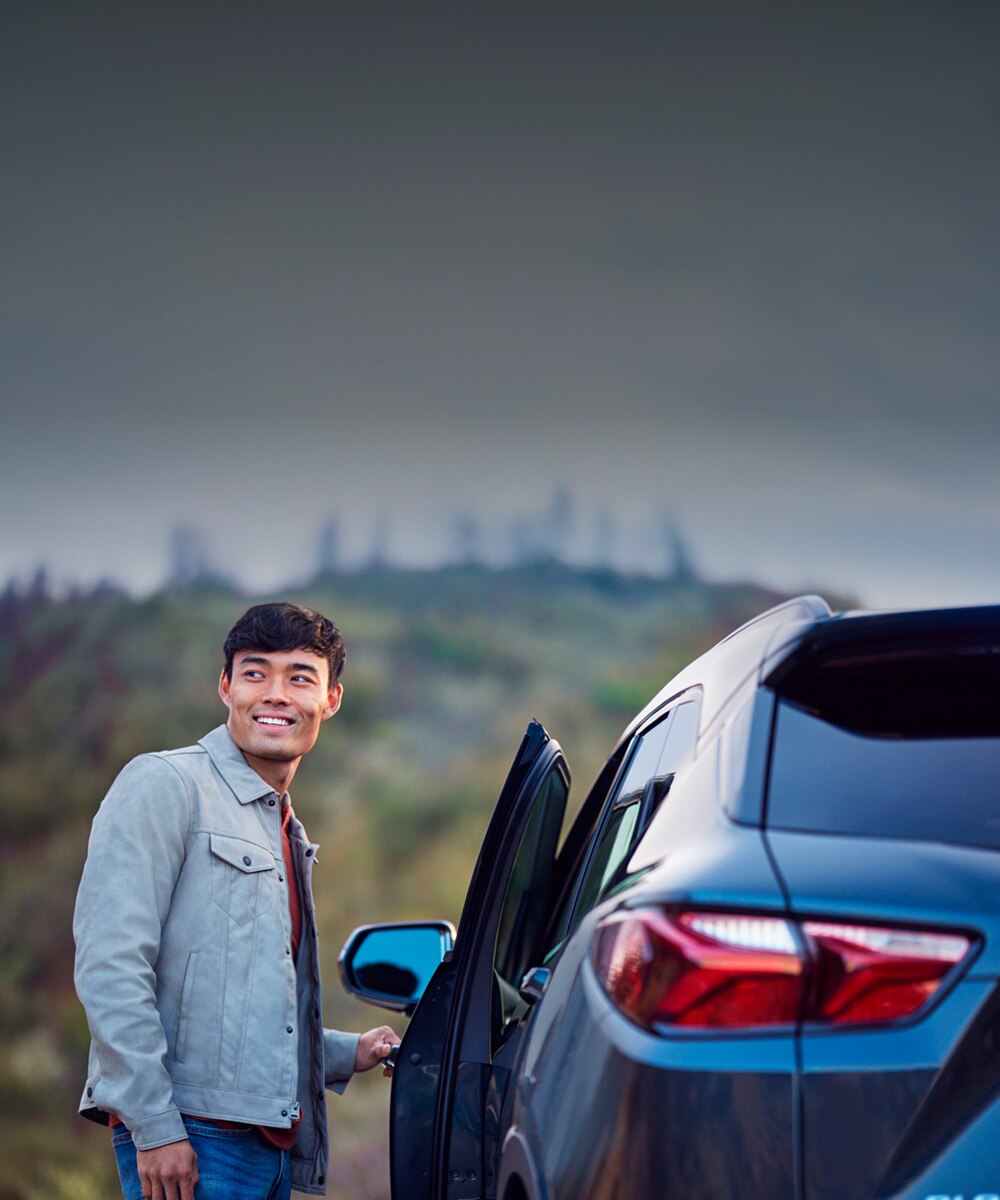 Hombre en su carro abriendo la puerta