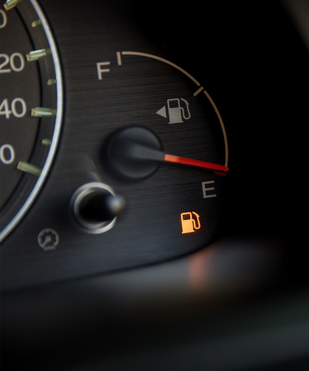 Testigo de nivel bajo de combustible en tablero de instrumentos