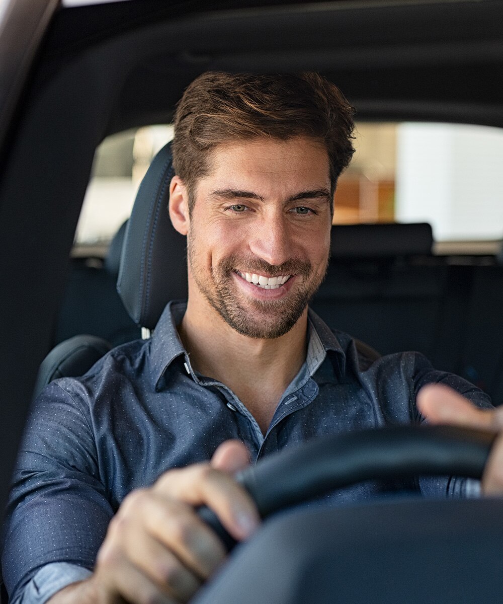 Hombre manejando su auto feliz