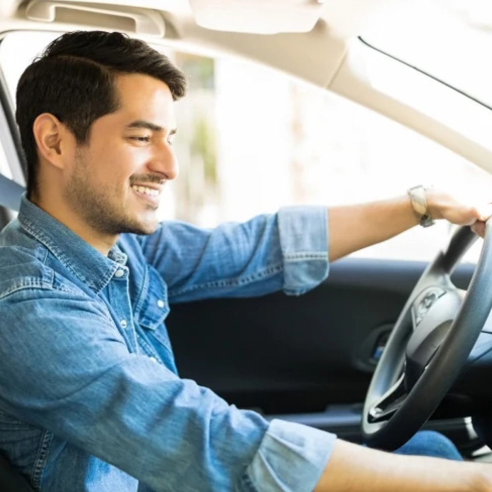 Hombre manejando su carro