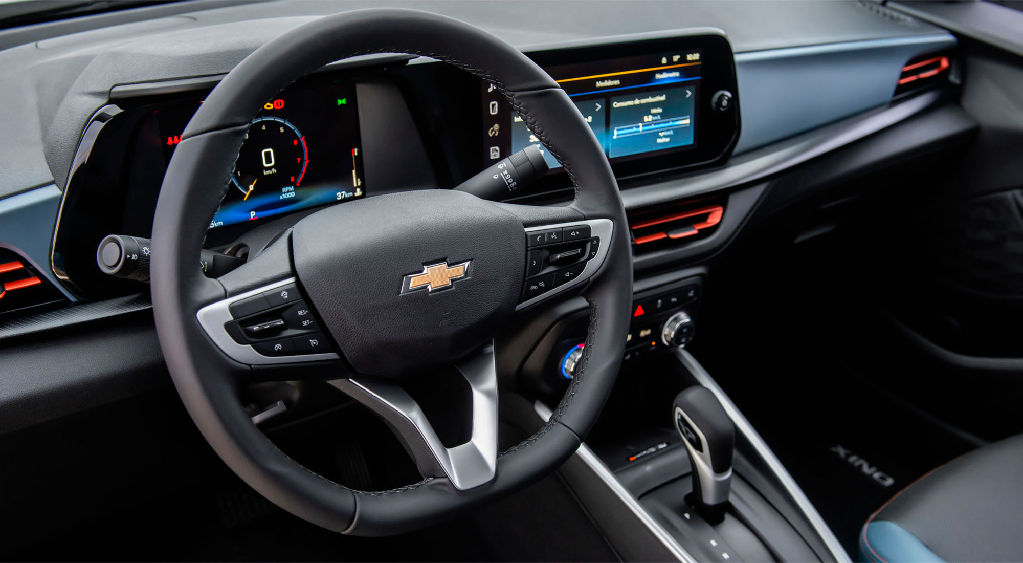 Interior Chevrolet Onix con volante y pantalla digital