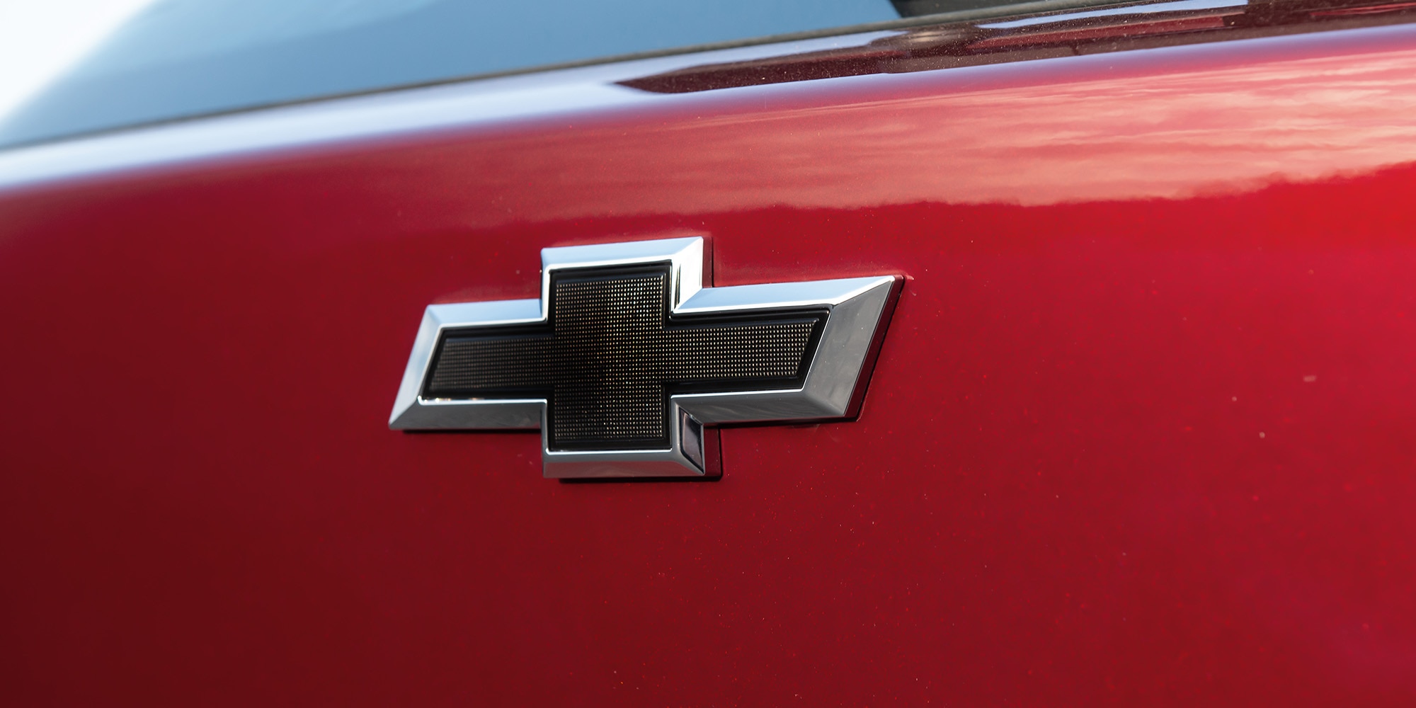 Logo Chevrolet en la carrocería del Onix Turbo 2026